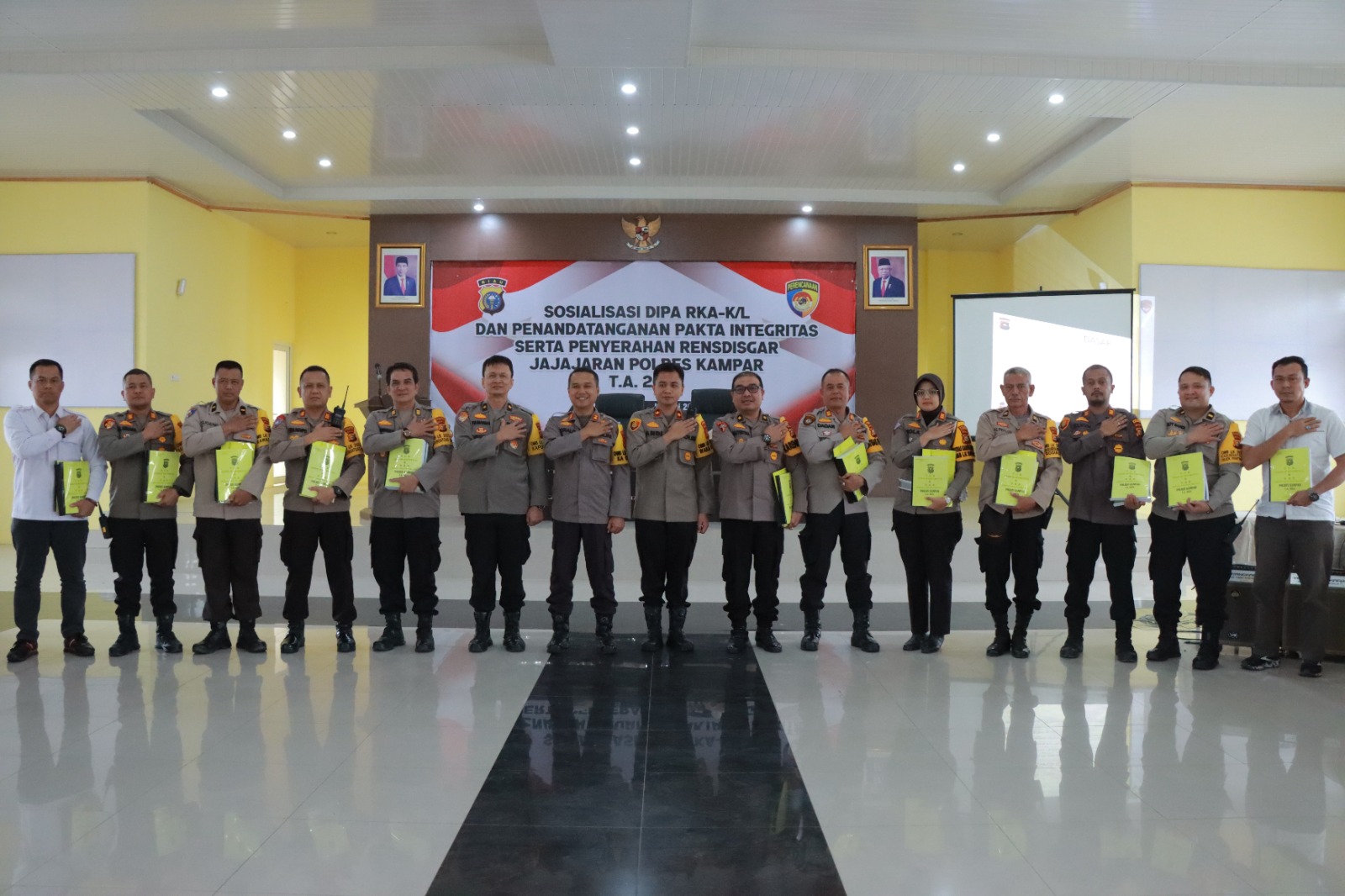 Polres Kampar Gelar Sosialisasi Dipa, Penandatanganan Pakta Integritas dan Penyerahan RKA KL T A 202